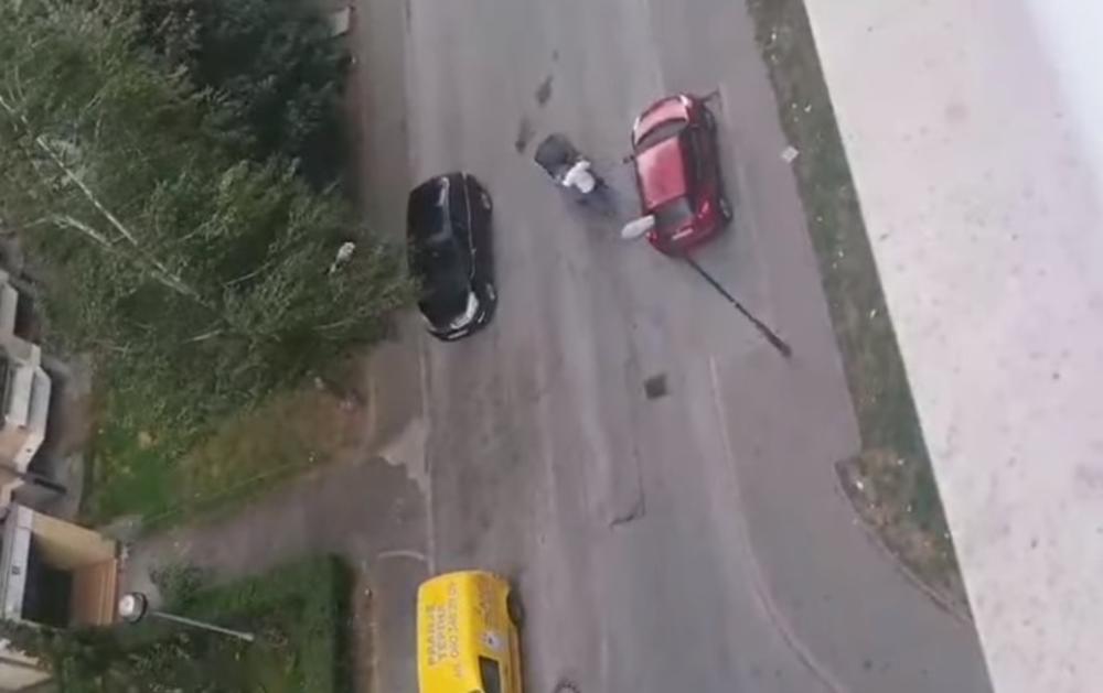 POTEZ KOJI SVI HVALE: Sarajlija iskočio iz kola da zaustavi kontejner koji je jurio ka parkiranom automobilu! (VIDEO)