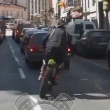 POTEZ ZA NEVERICU: Motociklista šokirao vozače automobila, niko nije očekivao OVAKVU LUDOST (VIDEO)