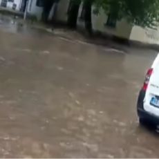 POTOP U NOVOM SADU: Jaka oluja opustošila Vojvodinu, srušeno drveće i ulična rasveta LEŽE NA PUTU (VIDEO)