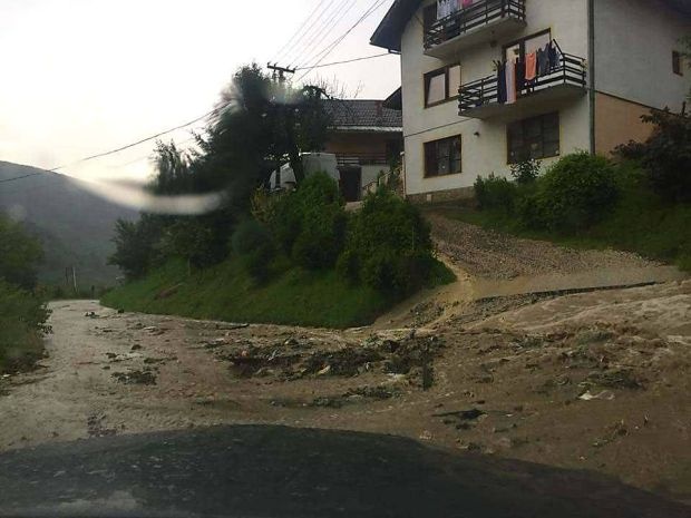 POTOP U PRIJEPOLjU: Voda ulila u nekoliko domaćinstava, oštećena putna infrastruktura