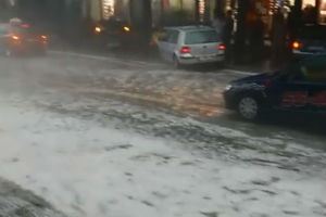 POTOP na ulicama Užica: Jaka kiša i grad ulice se BELELE od leda (VIDEO)