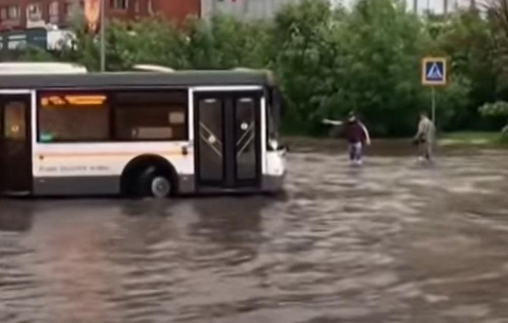 POTPUNI POTOP U MOSKVI: Voda do kolena, ulice se pretvorile u reke (VIDEO)