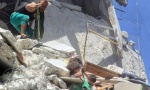 POTRESAN SNIMAK: Beba visi sa raketirane zgrade u Siriji, sestra je drži za majicu (VIDEO)