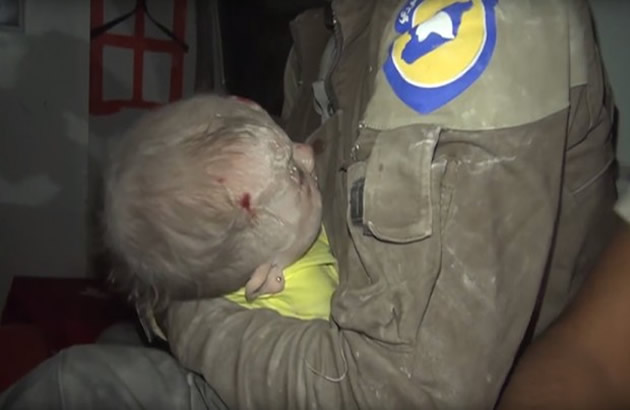 POTRESAN SNIMAK Jednomesecna beba izvucena ispod rusevina spasioci nisu mogli da zadrze suze (VIDEO)