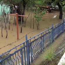 POTRESNI PRIZORI IZ ČAČKA: Snažno NEVREME potopilo okolna sela - Voda prodrla u kuće, očajni građani sabiraju štetu! 