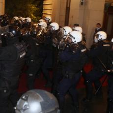 POVREĐENO 13 POLICAJACA I SEDAM CIVILA: Paljeni automobili, demonstranti divljali u centru Beograda (FOTO)