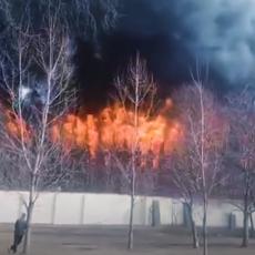POŽAR DIVLJA U SANKT PETERBURGU: Crni dim prekrio grad, vatrogasac poginuo u akciji spašavanja (VIDEO)