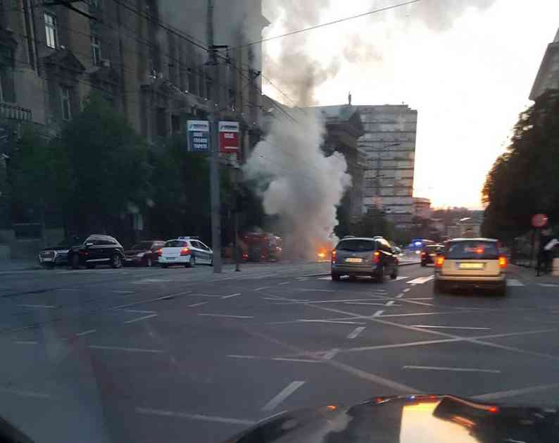 POŽAR KOD VLADE SRBIJE: Zapalio se automobil u Nemanjinoj?