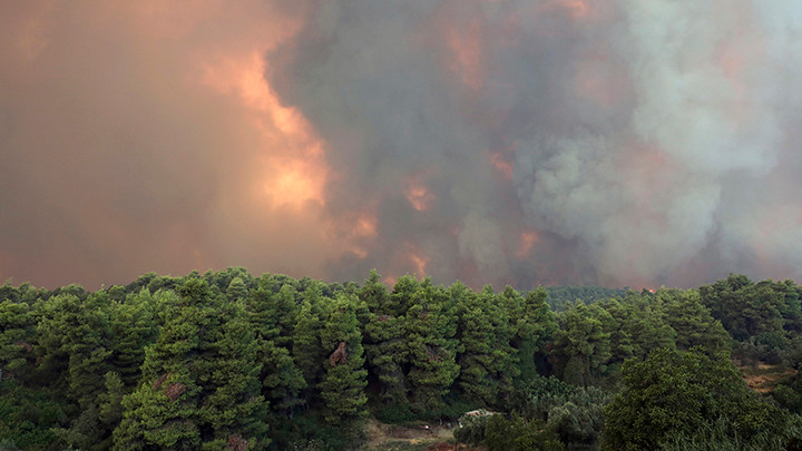 POŽAR NA KRFU: Gori šuma na planini Pantokrator, vatrogasci pokušavaju da obuzdaju vatrenu stihiju