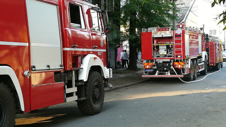 POŽAR NA NOVOM BEOGRADU: Gori zgrada, STANARI MORALI DA NAPUSTE OBJEKAT - Pet vatrogasnih vozila na terenu