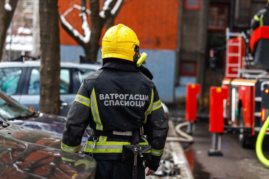 POŽAR U BATAJNICI: Plamen gutao krov kuće, evakuisana nepokretna osoba na nosilima!