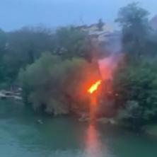 POŽAR U CENTRU GRADA, NA OBALI REKE! Drama u blizini mosta, vatrogasci u borbi sa ogromnom buktinjom! (VIDEO)