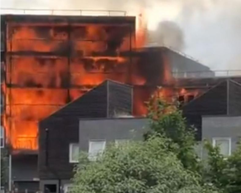 POŽAR U LONDONSKOM STAMBENOM BLOKU: Vatra zahvatila sve spratove, 100 vatrogasaca pokušava da obuzda plamen! (VIDEO)