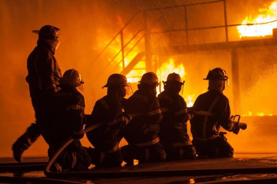 POŽAR U MUP ODMARALIŠTU NA ZLATIBORU: Vatrogasci iz Čajetine i Užica se bore s vatrenom stihijom