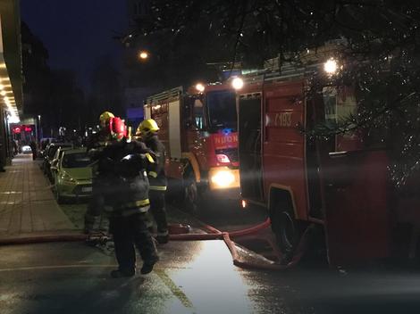 POŽAR U ZEMUNU Na teren izašlo sedam vatrogasnih ekipa i hitna pomoć