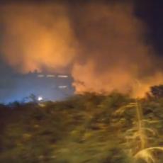 POŽAR preti Splitu: Vatrogasci se bore sa vatrenom stihijom, plamen se približava kućama (VIDEO)
