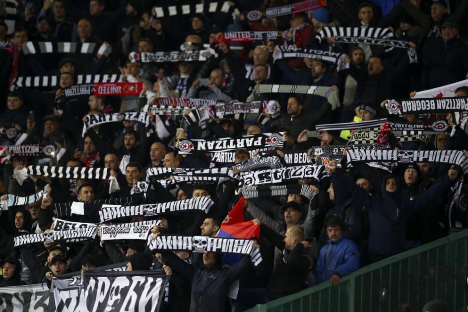 POZDRAV ZA GROBARE: Ovako su se fudbaleri Partizana zahvalili navijačima na OGROMNOJ podršci na Old Trafordu (KURIR TV)