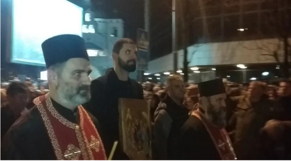 POZNATI KOŠARKAŠ PROTIV MILOVE POLITIKE: Мirotić sa ikonom u litiji u znak podrške odbrani svetinja u Crnoj Gori!