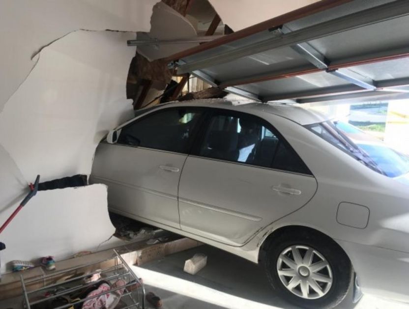 PRAVO JE ČUDO DA SU OSTALI ŽIVI: Automobil se zabio u garažu, prošao kroz hodnik i udario u zid kuće (FOTO)