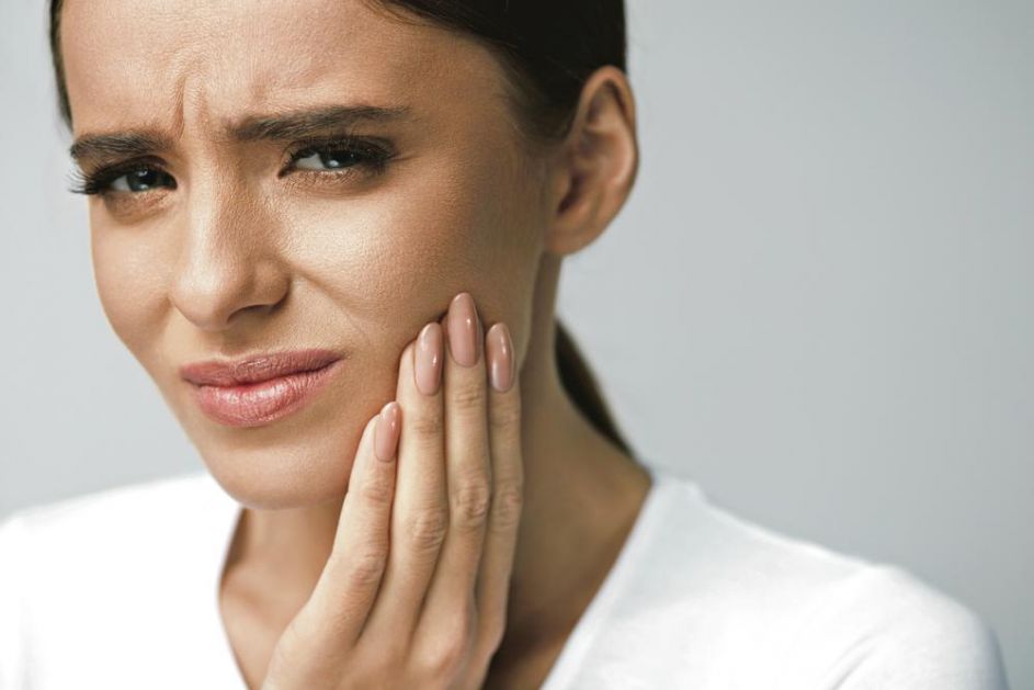 PRAZNICI SU, A VAS JE ZABOLEO ZUB? Evo kako da bezbednim metodama sami olakšajte PATNJU do posete stomatologu!