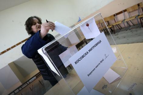 PREDSEDNIČKI IZBORI NA KOSOVU Glasanje na biračkom mestu, a brojanje u VRANJU I RAŠKOJ