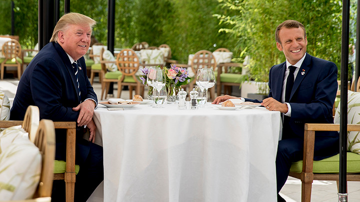 PREDSEDNIK AMERIKE STIGAO U FRANCUSKU: Tramp i Makron na ručku pre početka samita G7 (FOTO)