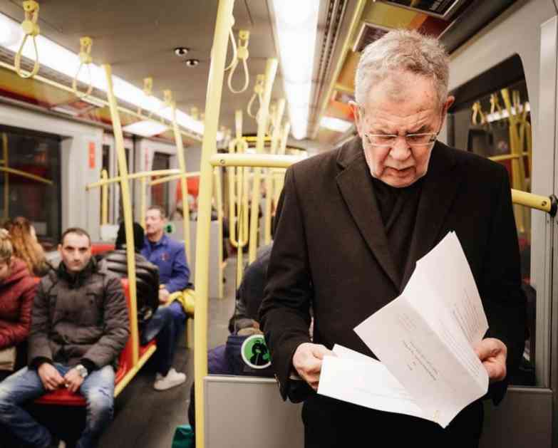 PREDSEDNIK AUSTRIJE NA POSAO NE IDE CRNOM LIMUZINOM: Kao sasvim običan građanin, stoji u metrou i čita beleške! (FOTO)
