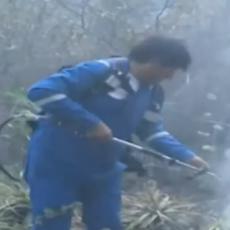 PREDSEDNIK BOLIVIJE U ULOZI VATROGASCA: Pomagao u gašenju požara, pa mu se OBILO O GLAVU (VIDEO)