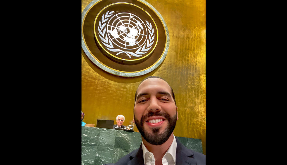 PREDSEDNIK EL SALVADORA ODRŽAO PRVI GOVOR U UN, A O NJEGOVOM POTEZU PRIČA CEO SVET: Samo sekund da napravim selfi! (FOTO, VIDEO)
