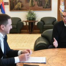 PREDSEDNIK SE SASTAO SA MINISTROM PROSVETE Vučić: Najznačajniji udžbenici moraju biti deo srpskog izdavaštva (FOTO)