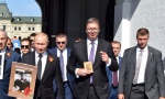 PREDSEDNIK SRBIJE U STROJU BESMRTNOG PUKA: Vučić nosio dedinu sliku