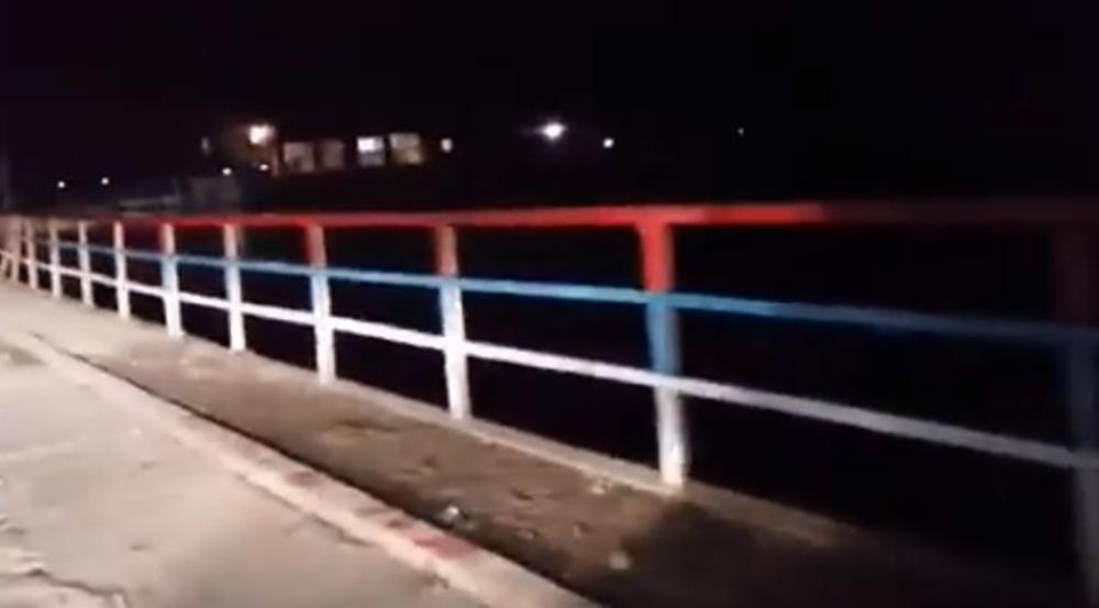 PREFARBAN U BOJE TROBOJKE: Ovako izgleda most u blizini Podgorice! (VIDEO)