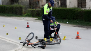 PREMINUO NA LICU MESTA Prešao u suprotnu traku, pokosio biciklistu, pa pobegao