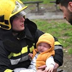 PRESREĆAN SAM Vatrogasac Stefan je spasio malenog Vuka iz požara na Novom Beogradu, a sada je veza između njih neraskidiva (FOTO) 