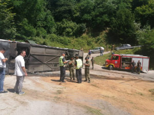 PREVRNUO SE AUTOBUS PUN VOJNIKA Povređeno njih 15, umalo se SURVALI U KANJON (FOTO)