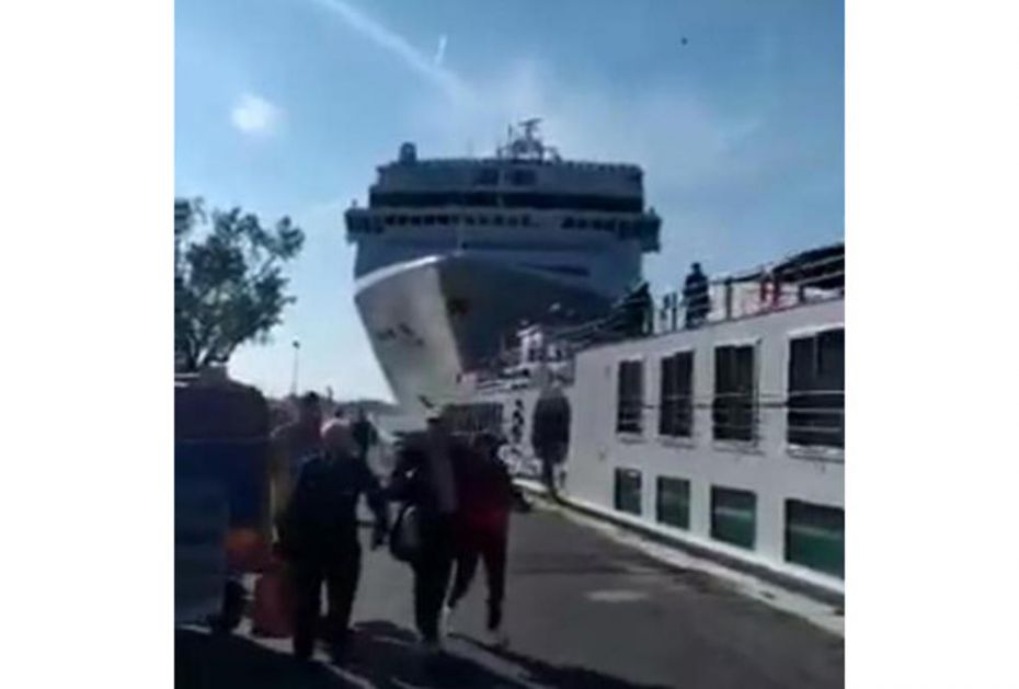 PRISTAJANJE KRUZERA UŽASA U VENECIJI: Luksuzni brod se sudario sa manjim plovilom i zaleteo u dok, ljudi u panici skakali na sve strane (VIDEO)
