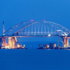 PRIZOR KOJI OSTAVLJA BEZ DAHA! Krimski most zablistao u bojama ruske zastave (FOTO)