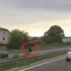 PRIZOR SA AUTO-PUTA KOD DUŠANOVCA ĆE VAS SKAMENITI: Ovo nije motociklista, ovo je KAMIKAZA! (VIDEO)