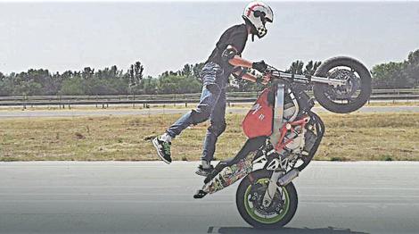 PRKOSI GRAVITACIJI Nikola Radojković jedini je stant vozač motocikala na jugu Srbije