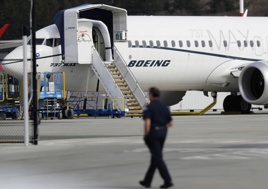 PROBLEMI NA AVIONIMA 737 MAKS OJADILI BOING: Ukupni troškovi kompanije će dostići 6,6 MILIJARDI nakon dve jezive nesreće i prizemljenja širom sveta!