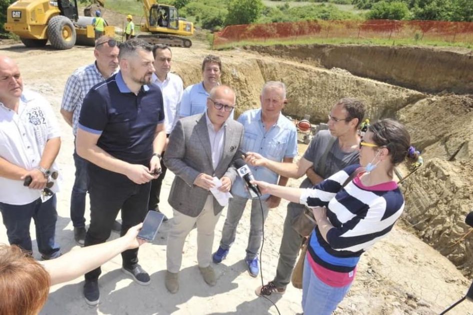 PROJEKAT OD POLA MILIONA EVRA: Vesić i Savić obišli radove na izgradnji postrojenja za otpadne vode u Belom potoku FOTO
