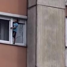 PROLAZNICI UŽASNUTI SCENOM U ČAČKU! Deca šetaju po simsu prozora na SEDMOM spratu, a ispod njih ambis (VIDEO) 