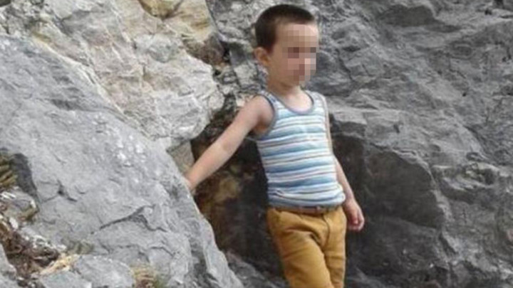PRONAĐEN NESTALI DEČAK IZ BUDVE: Šestogodišnjak je hodao stotinama metara kroz kanalizaciju pre nego što su ljudi čuli njegov plač (FOTO)