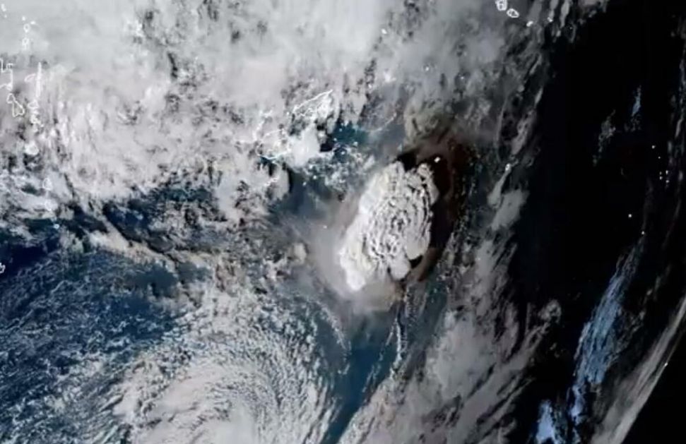 PRORADIO PODVODNI VUKLAN NA PACIFIKU: Zemlje izdale upozorenje na CUNAMI, erupcija vidljiva iz svemira (VIDEO)