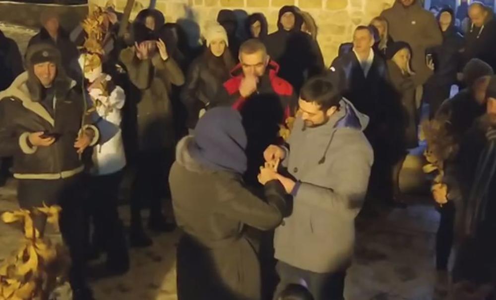 PROSIDBA NA BADNJE VEČE: Nikola verio svoju devojku ispred manastira Đurđevi stupovi u Beranama! (VIDEO)