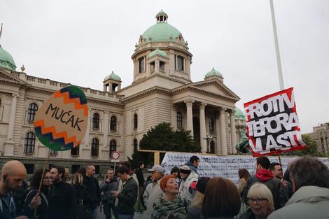 PROTEST I NA VASKRS Demonstranti već 14. dan ispred Skupštine Srbije, krenuli u šetnju