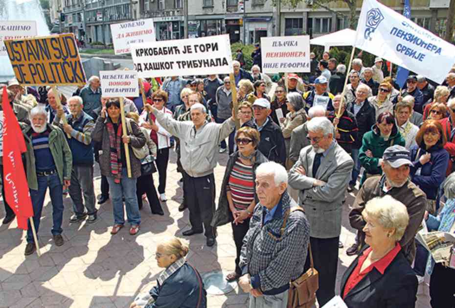 PROTEST OŠTEĆENIH: Penzioneri tvrde da im je uzeto 600 miliona evra