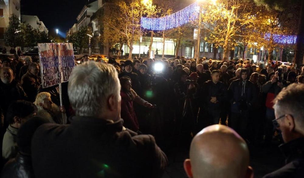 PROTEST PODRŠKE MEDOJEVIĆU: Opozicija najavljuje još akcija, od žutih prsluka do obilaska kuća funkcionera, ministara i sudija! (FOTO)
