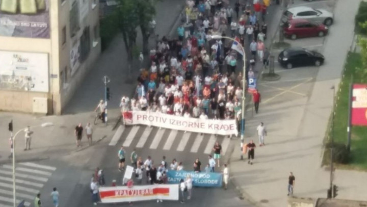 PROTEST SZS U KRAGUJEVCU: Đilas, Trifunović i Obradović uživo posmatrali svoj DEBAKL (FOTO)