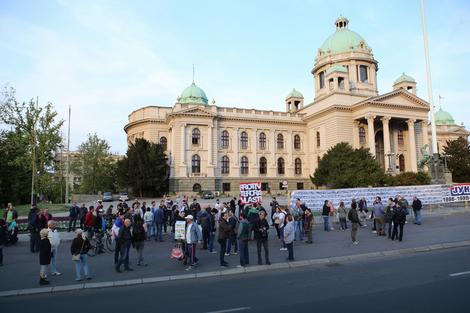 PROTEST U CENTRU GRADA (DAN 16) Zaustavljen saobraćaj na Trgu Nikole Pašića, promenjena ruta šetnje